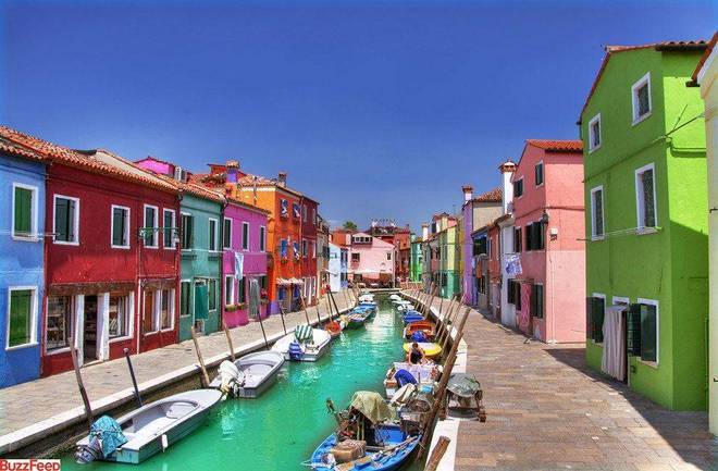 Burano Lógico que essa cidadezinha fica perto de Veneza. Na verdade, ela fica no extremo norte da lagoa de Veneza, e é conhecida por suas águas cristalinas e trabalhos diferenciados 