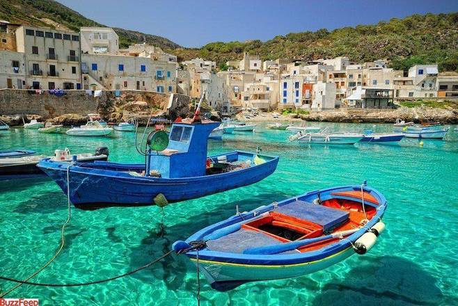 Cala DoganaA água mais verde do mundo impressiona qualquer pessoa! Casinhas coloridas e construções incomuns. Típica cidade de filme... 