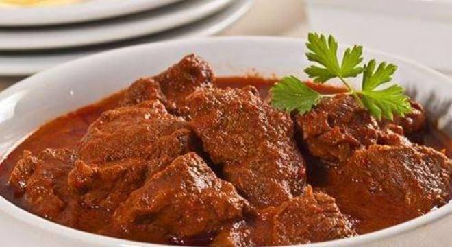 Pedaços de acém e músculo viram picadinho ou carne de panela Pedaços de acém e músculo viram picadinho ou carne de panela