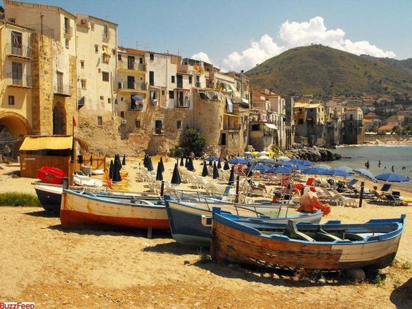 CefalùA cidade é rodeada por uma fortaleza! Existem muitas muralhas e casas que, um dia, já foram habitadas por reis... 