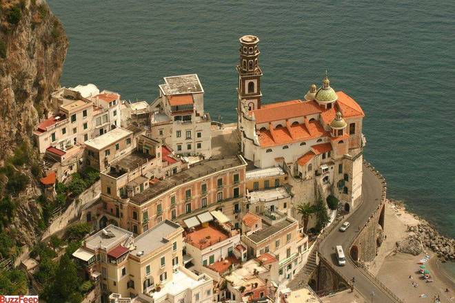 Atrani É simplesmente a porta de entrada para a Ilha de Capri! Pessoas com muita grana moram no local e a cidade acabou sendo mais turística... sem dúvida, uma coisa de louco!