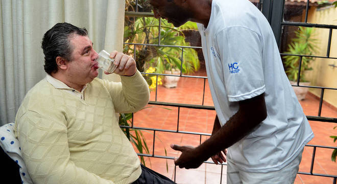 Brenner com um dos cuidadores Brenner com um dos cuidadores