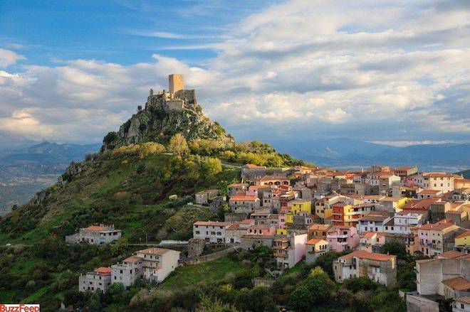 BurgosPedras e picos são coisas preciosas lá! É a cidade perfeita pra uma era medieval... 