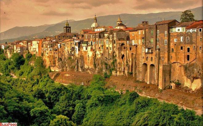 Sant’Agata de’ GotiCom um ar místico, essa cidadefoi construída em cima de um rio e também poderia, tranquilamente, ter sido palco de eras medievais! 