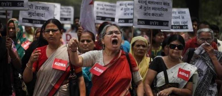 Diversas manifestações na Índia pedem pelo fim dos estupros coletivos e agressões a mulheres
