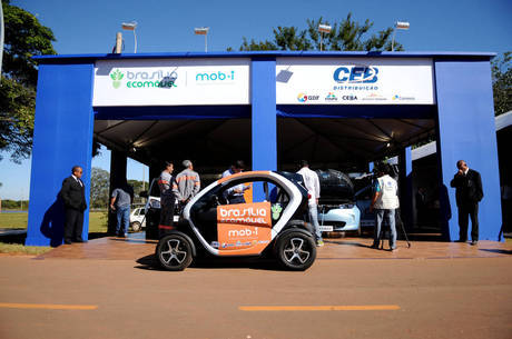 Com autonomia de 100 km, este Renault Twizy é utilizado para serviços internos da CEB Com autonomia de 100 km, este Renault Twizy é utilizado para serviços internos da CEB