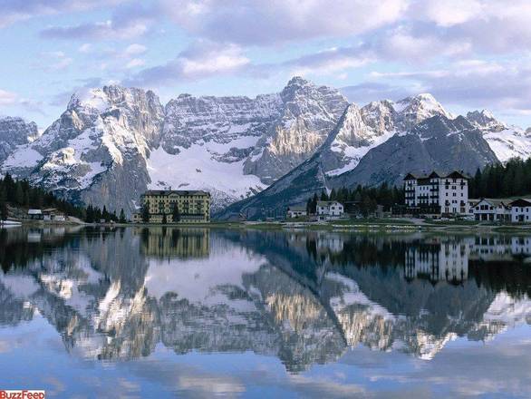 Lago MisurinaO negócio é tão louco na Itália que tem lugares que não parecem pertencer ao país. Esse, por exemplo, muitas pessoas chutariam ser no Canadá ou Rússia... 