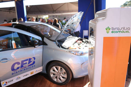Veículos elétricos como o Renault Zoe (foto) fazem parte da frota da CEB