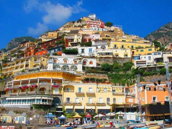 PositanoVistas paradisíacas do topo da cidade. Não só no topo, como em qualquer lugar da cidade! As casas parecem pintura, uma verdadeira obra de arte, mas você pode ver e sentir isso ao vivo e as cores! 