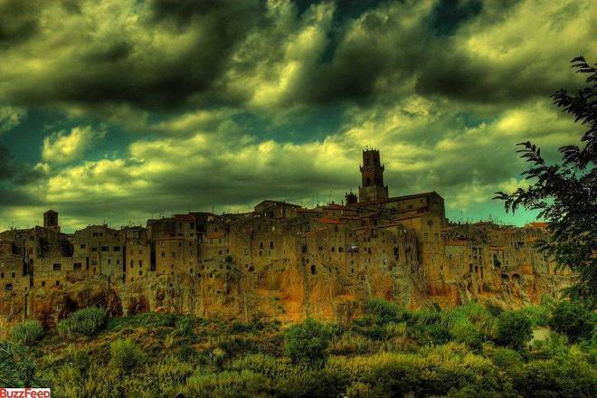 PitiglianoNo sul da Toscana, você encontra essa cidade, que mais parece um estranho local sem civilização nenhuma! Construções antigas, muros gastos... enfim, tudo nessa cidade é intrigante! Lá existem muitas tumbas, túneis subterrâneos e labirintos! 