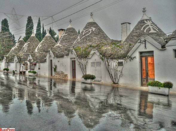 AlberobelloNo alto de uma colina, essa cidade parece um universo paralelo! Quase tudo é branco na cidade, os telhados e pedras são feitos com cal branca. De origem camponesa, as pessoas que moram lá costumam convidar os visitantes pra entrar em suas casas e conhecer a estranha decoração! 