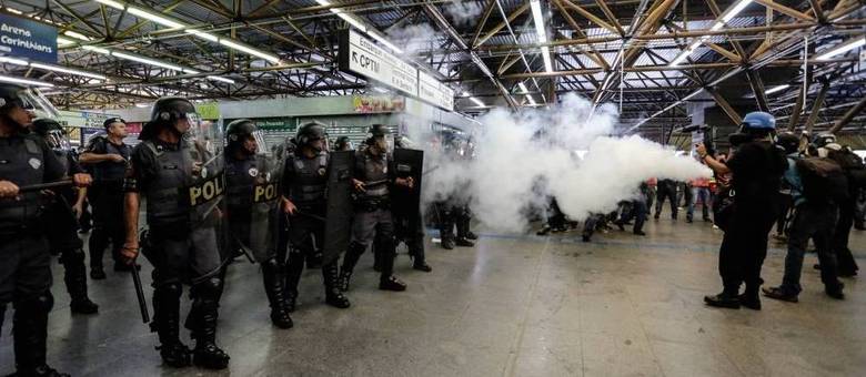 Confusão entre polícia e manifestantes dentro da estação Tatuapé durante protesto contra a Copa do Mundo