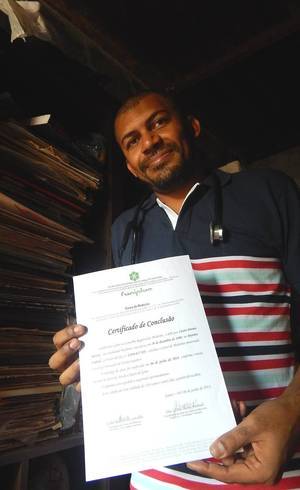 Cícero Pereira Batista hoje ostenta com orgulho o certificado de conclusão do curso de medicina ao lado dos livros e vinis que encontrou no lixo Cícero Pereira Batista hoje ostenta com orgulho o certificado de conclusão do curso de medicina ao lado dos livros e vinis que encontrou no lixo