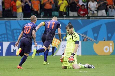 Holanda surpreende Espanha com goleada e vinga 2010