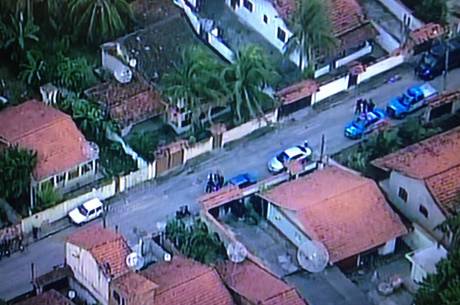 A casa onde aconteceu o duplo homicídio foi cercada pela PM A casa onde aconteceu o duplo homicídio foi cercada pela PM