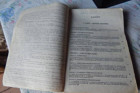 Cícero aproveitava para estudar nos livros que encontrava em paradas de ônibus, deixados por um projeto social Cícero aproveitava para estudar nos livros que encontrava em paradas de ônibus, deixados por um projeto social