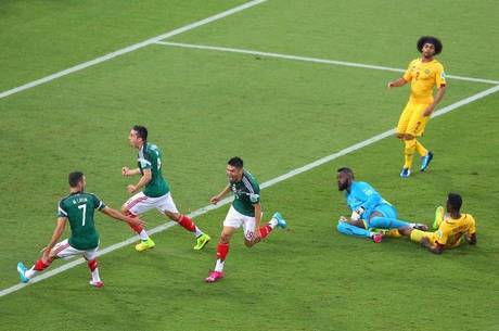 Jogadores mexicanos comemoram o gol de Oribe Peralta