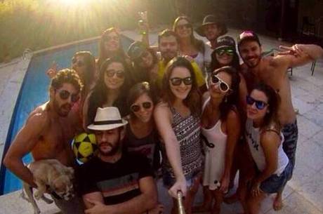 Bruna Zanatta (na primeiria fila, a segunda da direita para a esquerda), a autora do evento, e amigas e amigos confirmaram presença na festa que vai receber Harry como convidado ilustre
Bruna Zanatta (na primeiria fila, a segunda da direita para a esquerda), a autora do evento, e amigas e amigos confirmaram presença na festa que vai receber Harry como convidado ilustre