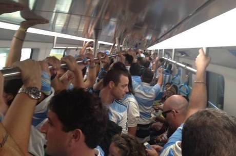 Torcedores argentinos estão ansiosos para o início da partida
