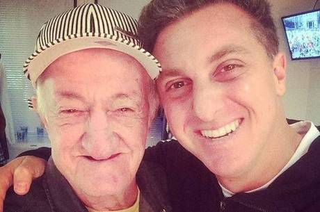 Luciano Huck faz questão de agradecer o amigo demitido Luciano Huck faz questão de agradecer o amigo demitido