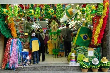 Historicamente, as Copas incrementam a produção de têxteis (camisetas, toalhas, bonés, gorros etc. alusivos à seleção) em torno de 5% a 10% Historicamente, as Copas incrementam a produção de têxteis (camisetas, toalhas, bonés, gorros etc. alusivos à seleção) em torno de 5% a 10%