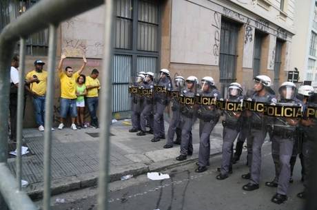 Após superlotação, PM impediu entrada de torcedores Após superlotação, PM impediu entrada de torcedores