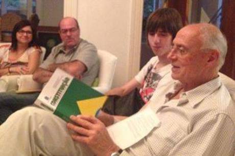 Os pais do garoto, o estudante e Suplicy com a Constituição Os pais do garoto, o estudante e Suplicy com a Constituição