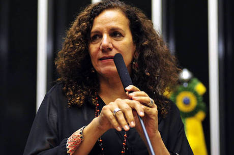 "Esse decreto é ilegal", afirmou a deputada ao sair de reunião no gabinete da presidência da Câmara com lideranças da base aliada "Esse decreto é ilegal", afirmou a deputada ao sair de reunião no gabinete da presidência da Câmara com lideranças da base aliada