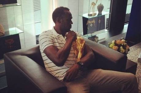 Bolt posou com a taça da Copa do Mundo
