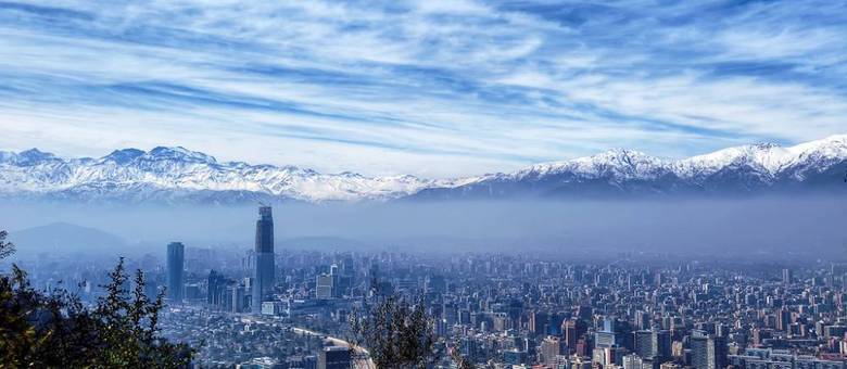 Entre os Andes e o Pacífico: imagem de Santiago, capital do Chile; país atrai cerca de 400 mil turistas brasileiros a cada ano