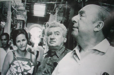 O poeta Pablo Neruda (à dir.) com o casal Zélia Gattai e Jorge Amado: amizade marcou cultura chilena e a brasileira
