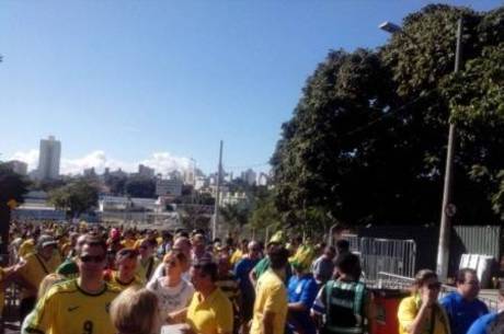 [COPA 2014] Torcedores já lotam entrada do Mineirão e procura por ingressos continua
