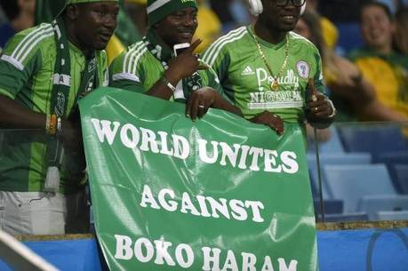Torcedores nigerianos levaram para um dos jogos da Copa uma faixa dizendo: "O mundo unido contra o Boko Haram"
Torcedores nigerianos levaram para um dos jogos da Copa uma faixa dizendo: "O mundo unido contra o Boko Haram"