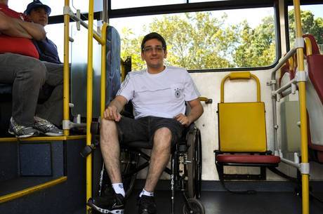 Deficientes contam com ônibus para acessar o Mané Garrincha Deficientes contam com ônibus para acessar o Mané Garrincha