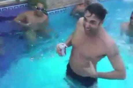Latino Faz Festa Na Piscina Para Mostrar Nova Musica Entretenimento R7 Musica