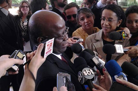 Descontraído, Barbosa conversou com os jornalistas após a sessão