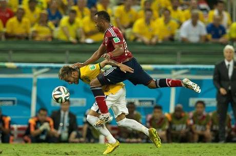 Neymar sofreu uma joelhada no final da vitória sobre a Colômbia