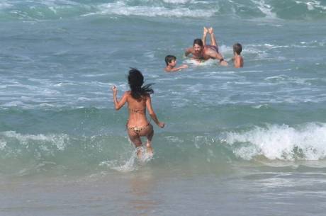 Ana Lima corre para o mar ao ver filho passando apuro