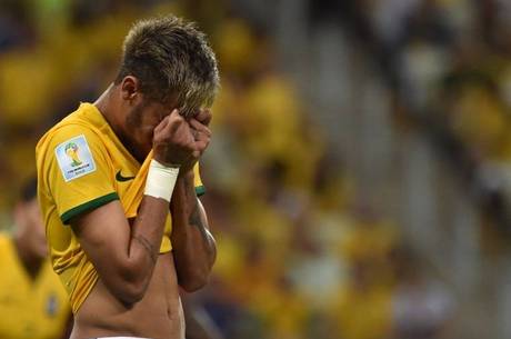 O atacante Neymar, cortado da Copa por fratura na vértebra lombar