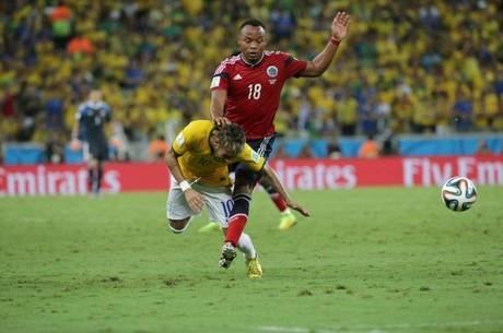 Zuñiga deu entrada dura em Neymar no fim do segundo tempo
