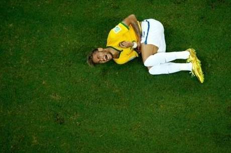 Neymar foi levado para o hospital após entrada forte
