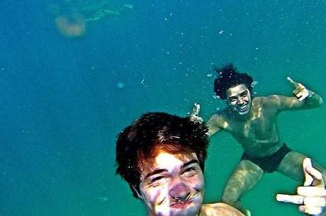 Rodrigo Simas mergulha com amigo