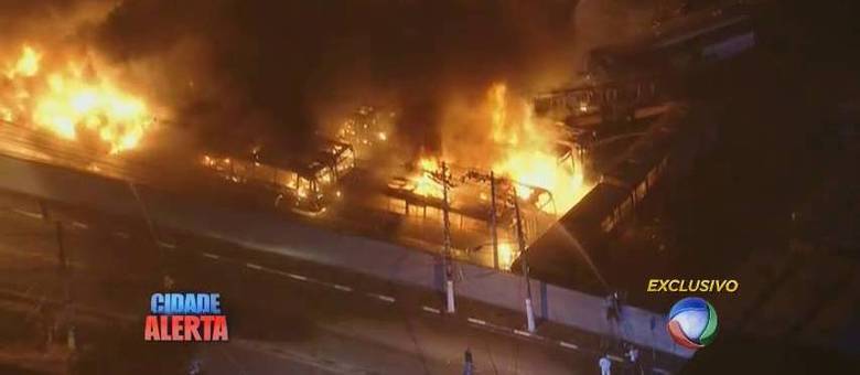 Pelo menos 20 coletivos foram atingidos pelo incêndio na garagem localizada na zona sul de São Paulo