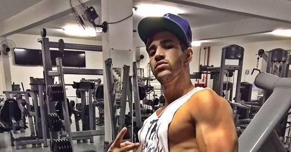 Gusttavo Lima aparece com a barriga deformada - Fotos - R7 ...