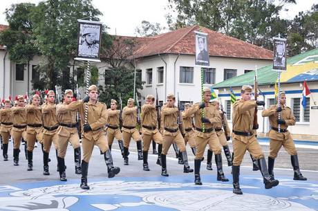 Desfile em homenagem aos heróis da revolução de 1932, nesta quarta-feira
Desfile em homenagem aos heróis da revolução de 1932, nesta quarta-feira