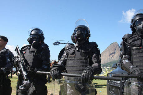 Policiais usarão armaduras chamadas de Robocop para conter possíveis manifestações Policiais usarão armaduras chamadas de Robocop para conter possíveis manifestações