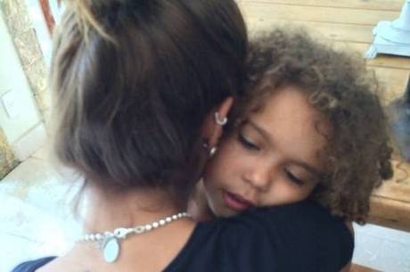 Paula Morais abraçada a um dos filhos de Ronaldo