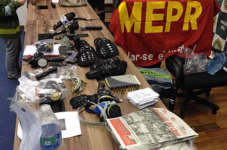 Material que a polícia diz ter apreendido com manifestantes
Material que a polícia diz ter apreendido com manifestantes