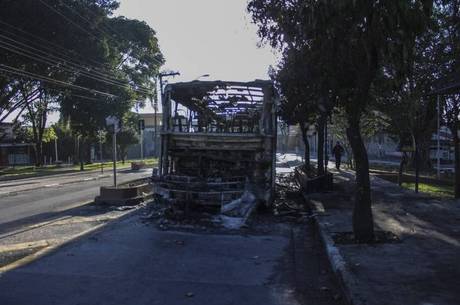 Ônibus queimado na zona sul de São Paulo
