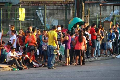 Pontos de ônibus ficaram lotados na zona leste de Manaus